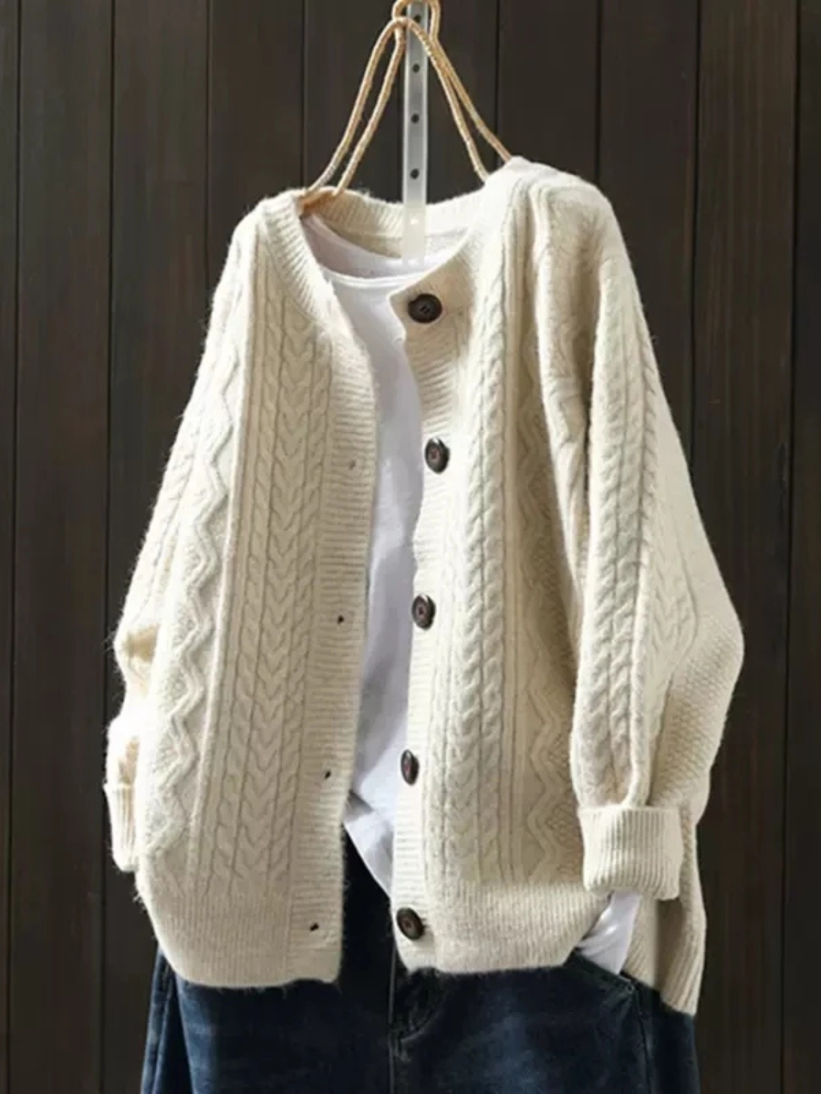 Lene – Kabelstrikket Cardigan med Knapper