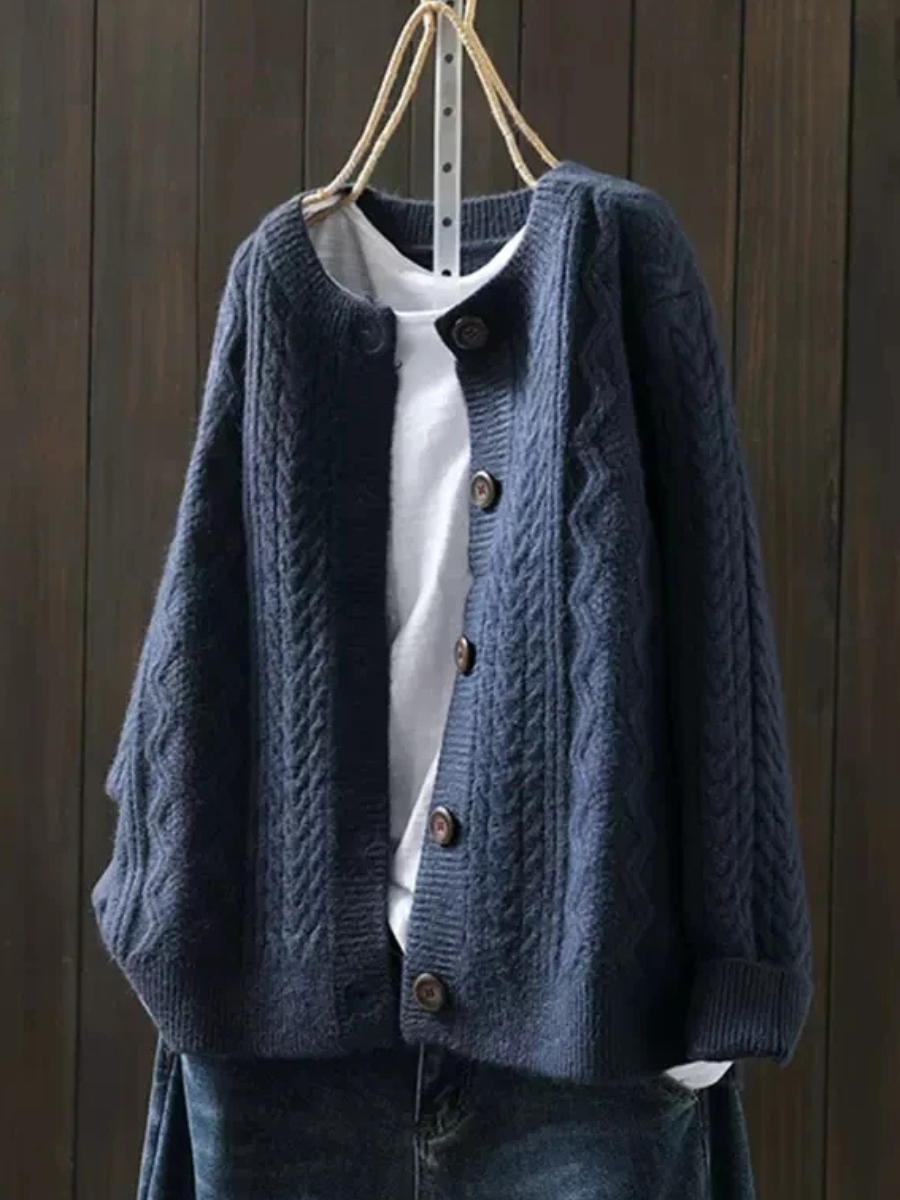 Lene – Kabelstrikket Cardigan med Knapper