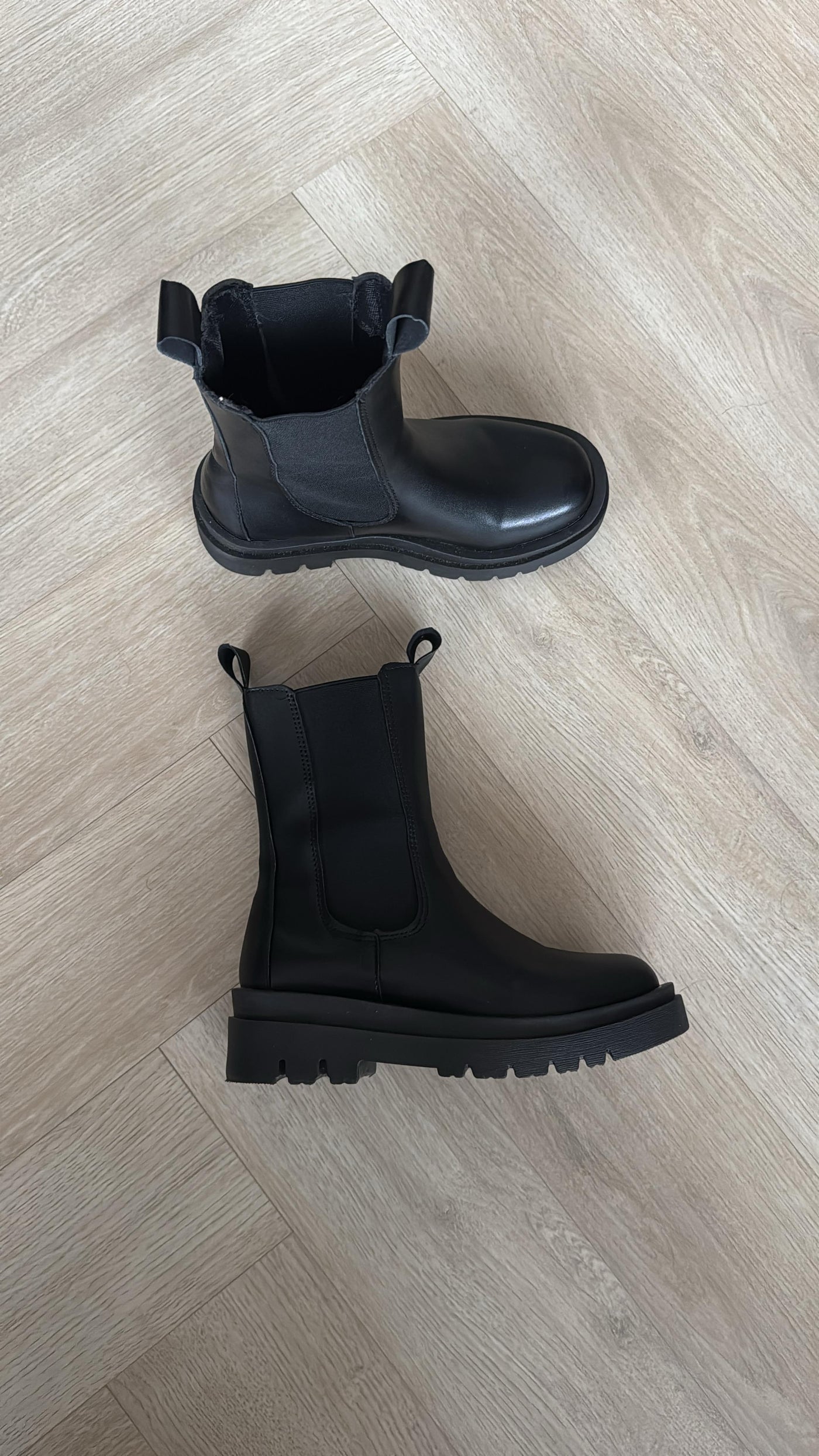 Christina | Chelsea Boots